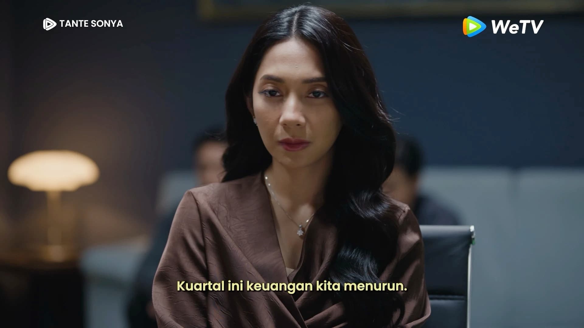 Sonya dalam rapat penting pada trailer resmi Tante Sonya