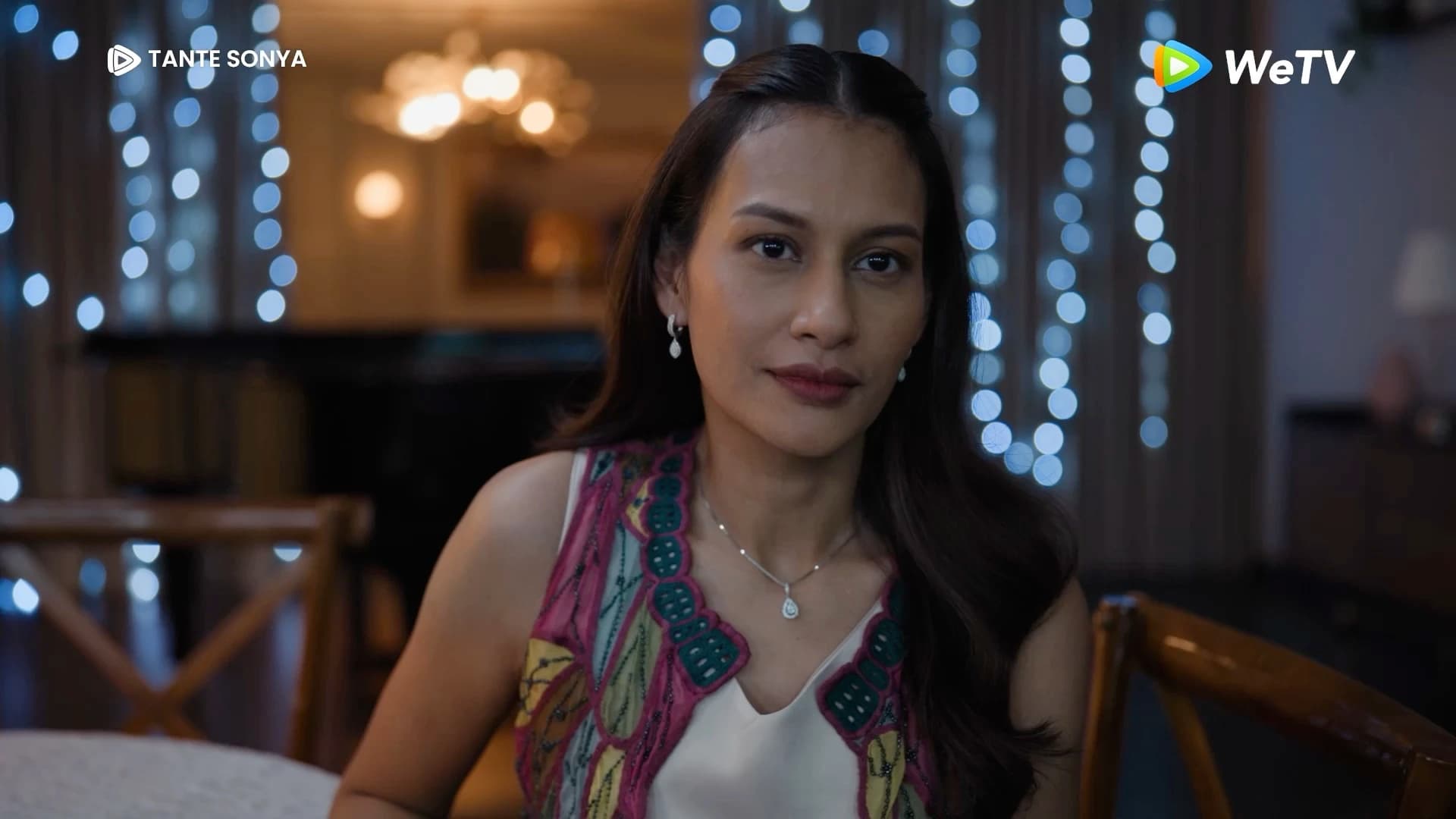 Sonya dalam momen emosional dari trailer resmi Tante Sonya