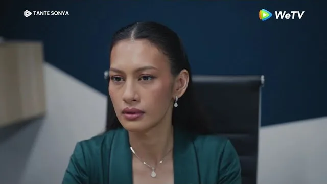 Sonya dalam adegan trailer resmi Tante Sonya